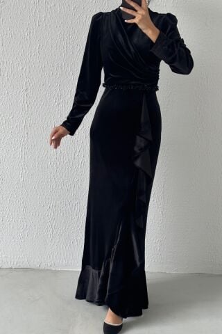 فستان سهرة حجاب مخملي باللون الأسود مع تفاصيل خرز على الخصر