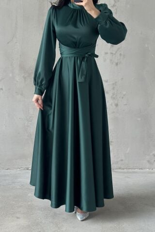 فستان سهرة من لينا حجاب باللون الزمردي