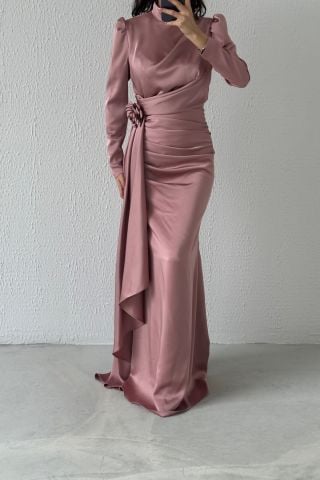 مسحوق فستان سهرة من الساتان للحجاب مع تفاصيل خصر أنيقة