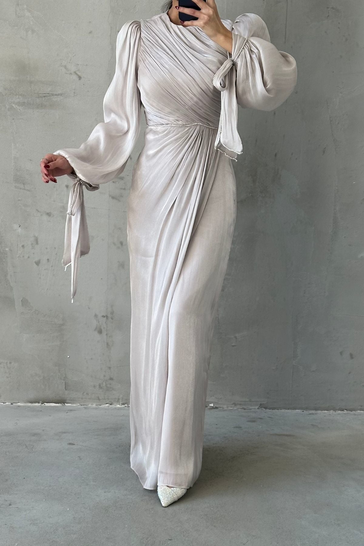 İncilerle Süslenmiş Zarif Tesettür Abiye Taş