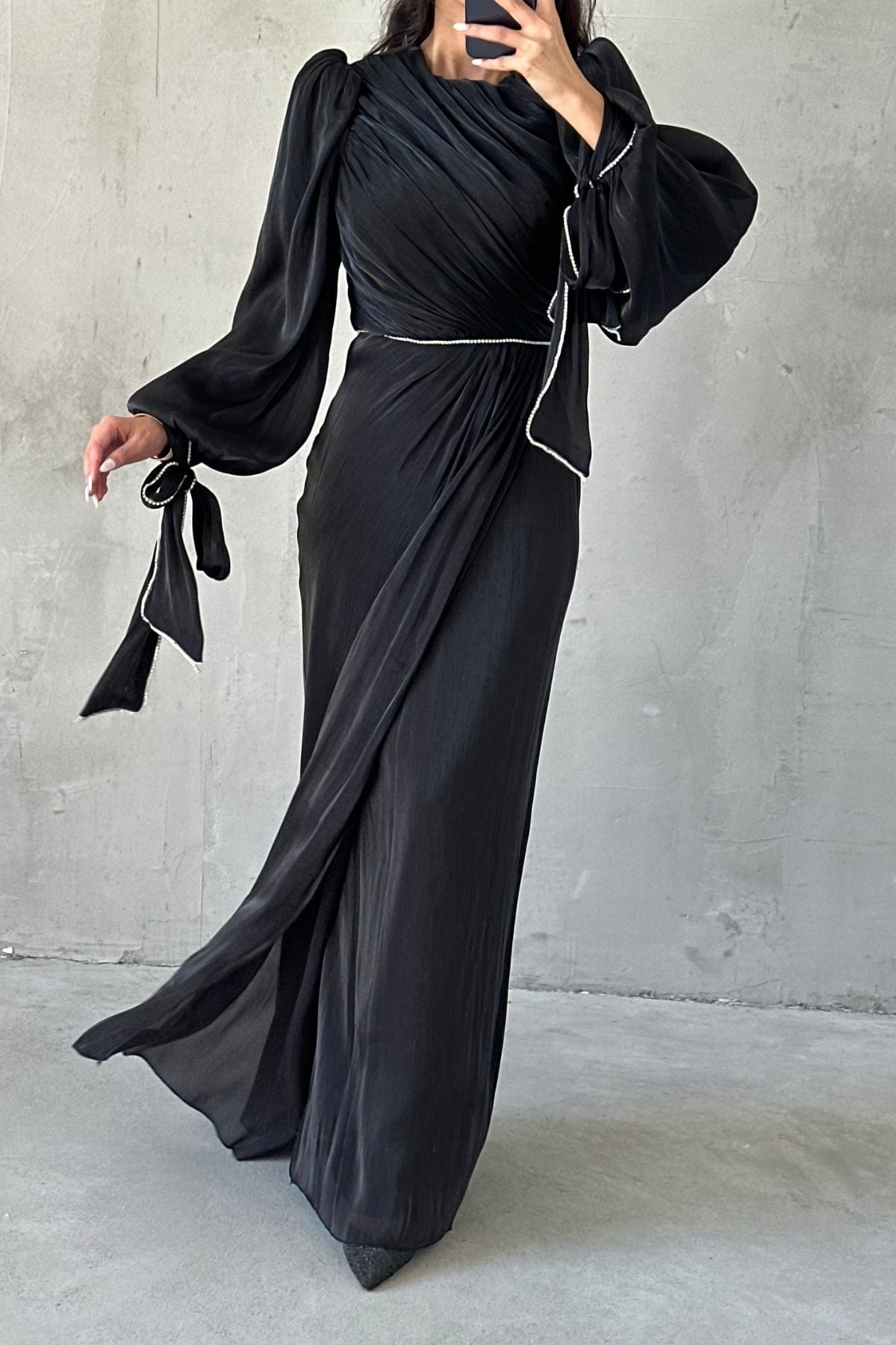 İncilerle Süslenmiş Zarif Tesettür Abiye Siyah