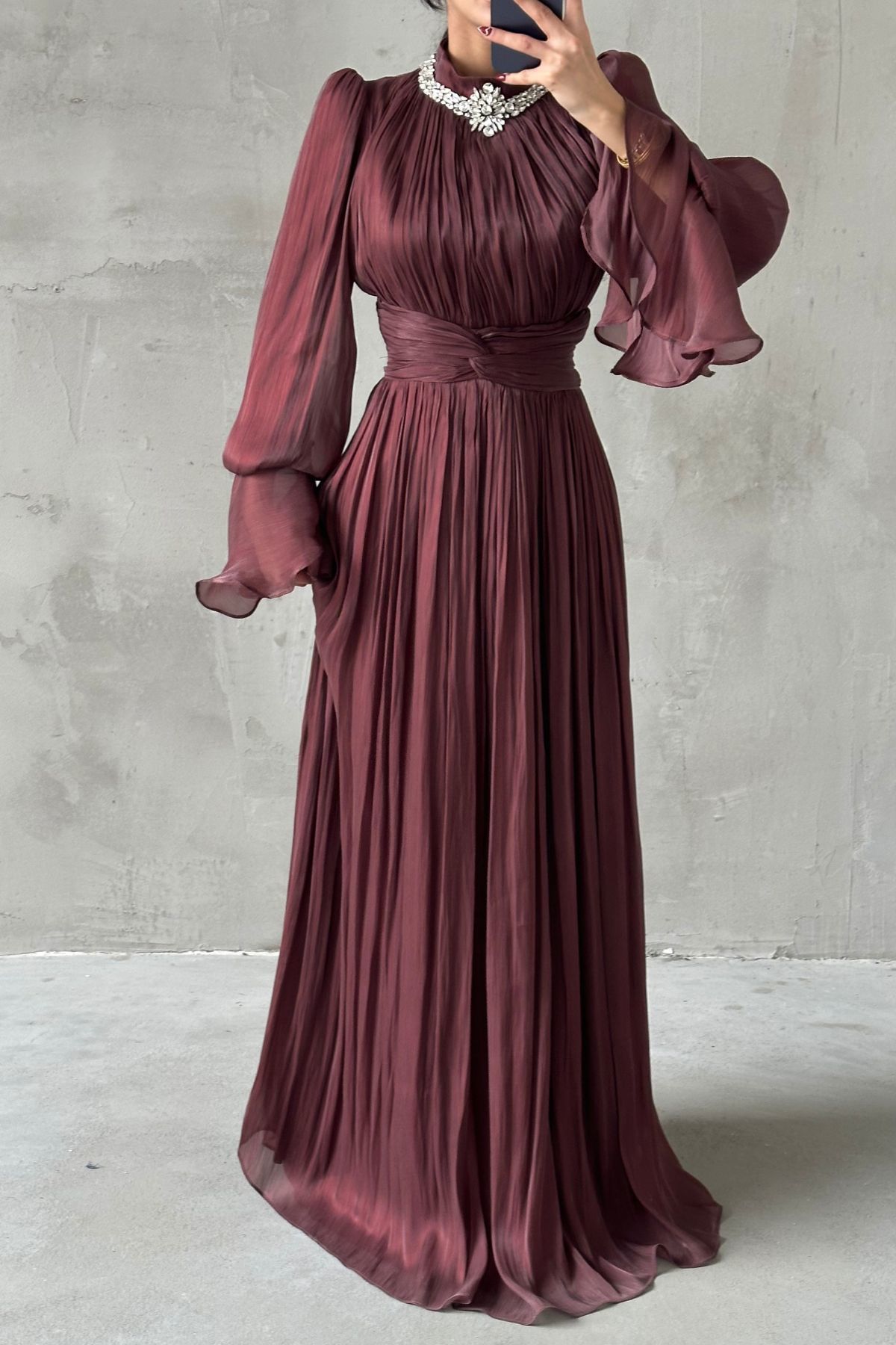 Zarif Taş Detaylı Volan Kollu Tesettür Abiye Kahverengi