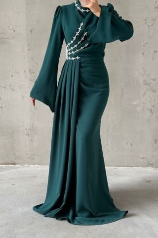 Kuyruklu İnce Taş Detaylı Krep Tesettür Abiye Yeşil