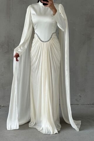 فستان سهرة محتشم بأكمام متلألئة وتفاصيل بلون البيج الفاتح