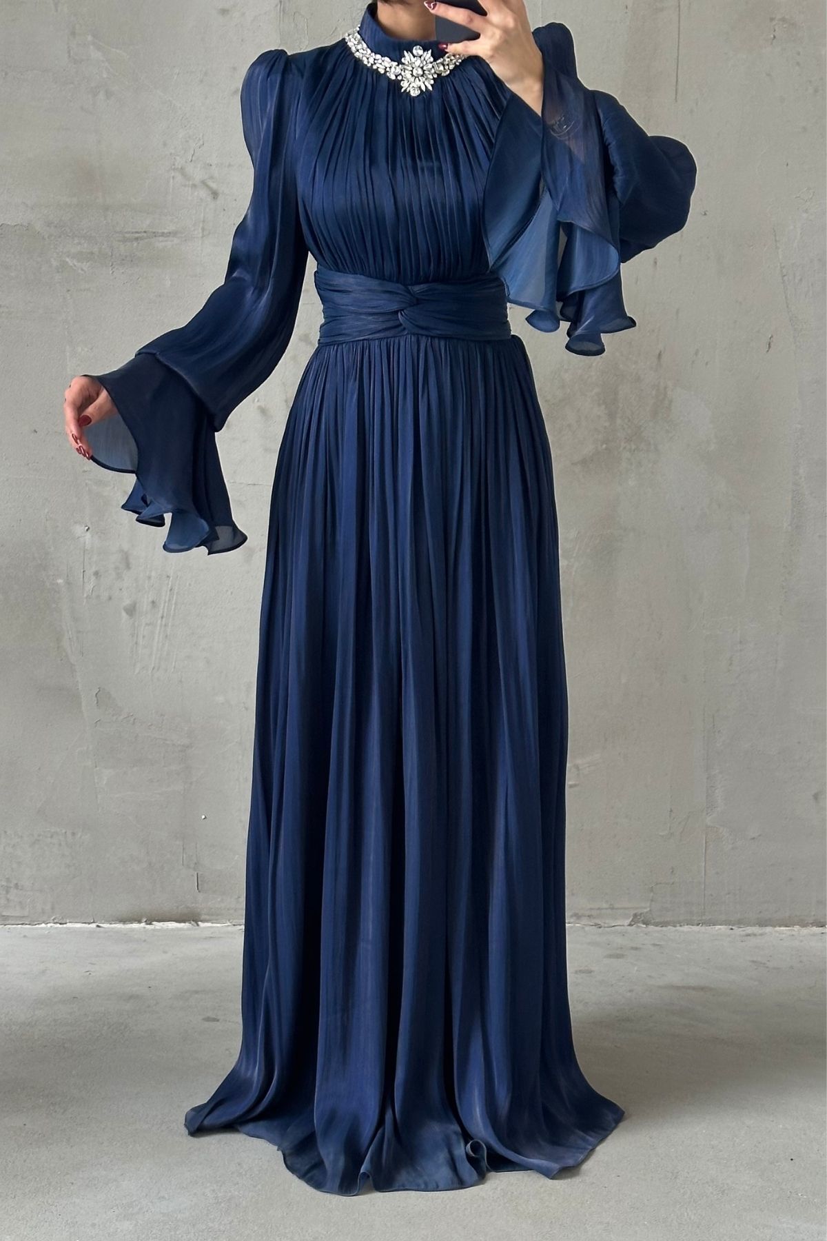 Zarif Taş Detaylı Volan Kollu Tesettür Abiye Lacivert