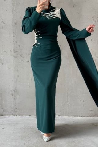 فستان سهرة كريب حجاب أخضر مع أحجار من الكتف والخصر