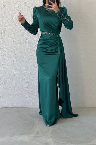 Zarif Işıltı: Taş Detaylı Drapeli Saten Tesettür Abiye Zümrüt