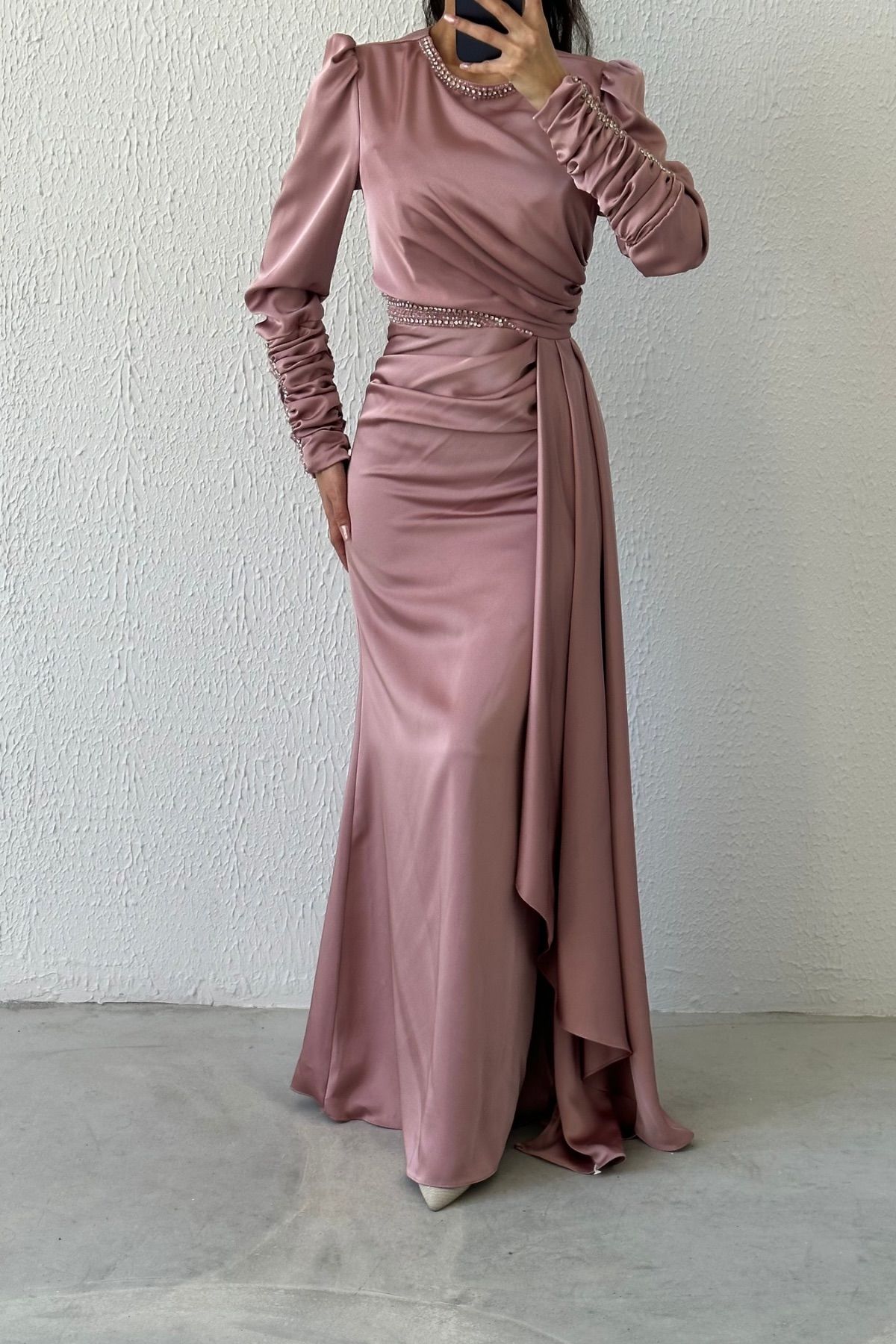 Zarif Işıltı: Taş Detaylı Drapeli Saten Tesettür Abiye Pudra