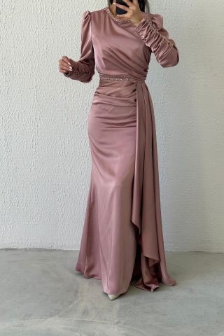 Zarif Işıltı: Taş Detaylı Drapeli Saten Tesettür Abiye Pudra