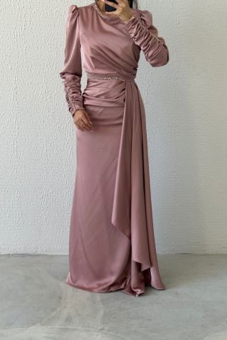 Zarif Işıltı: Taş Detaylı Drapeli Saten Tesettür Abiye Pudra