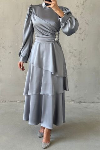 Zarif Katlar Ve İnce Taş Detaylı Saten Tesettür Abiye Gri