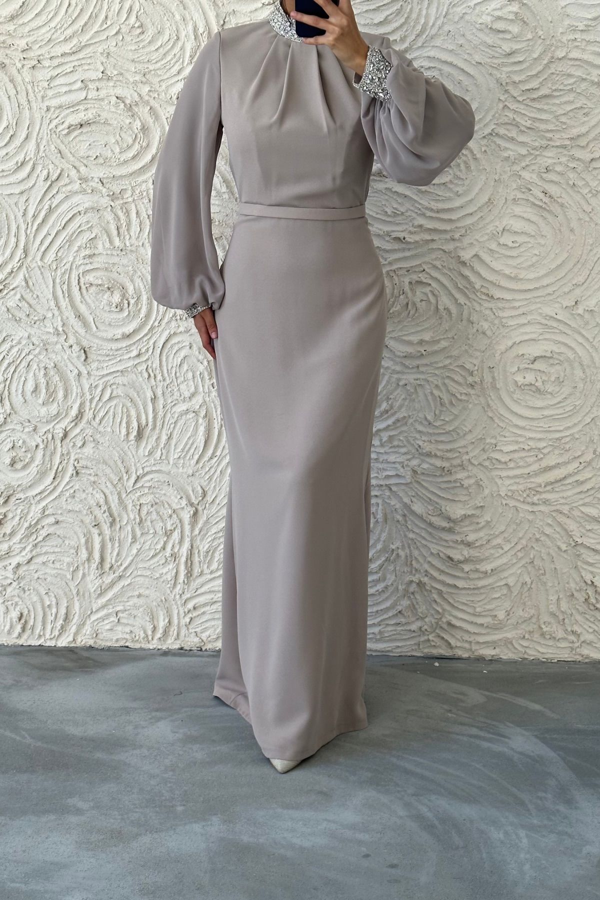 Sade ve Şık Balon Kol Taş Detaylı Krep Abiye Taş