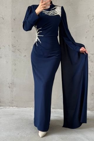 فستان سهرة كريب حجاب باللون الأزرق الداكن مع أحجار من الكتف والخصر