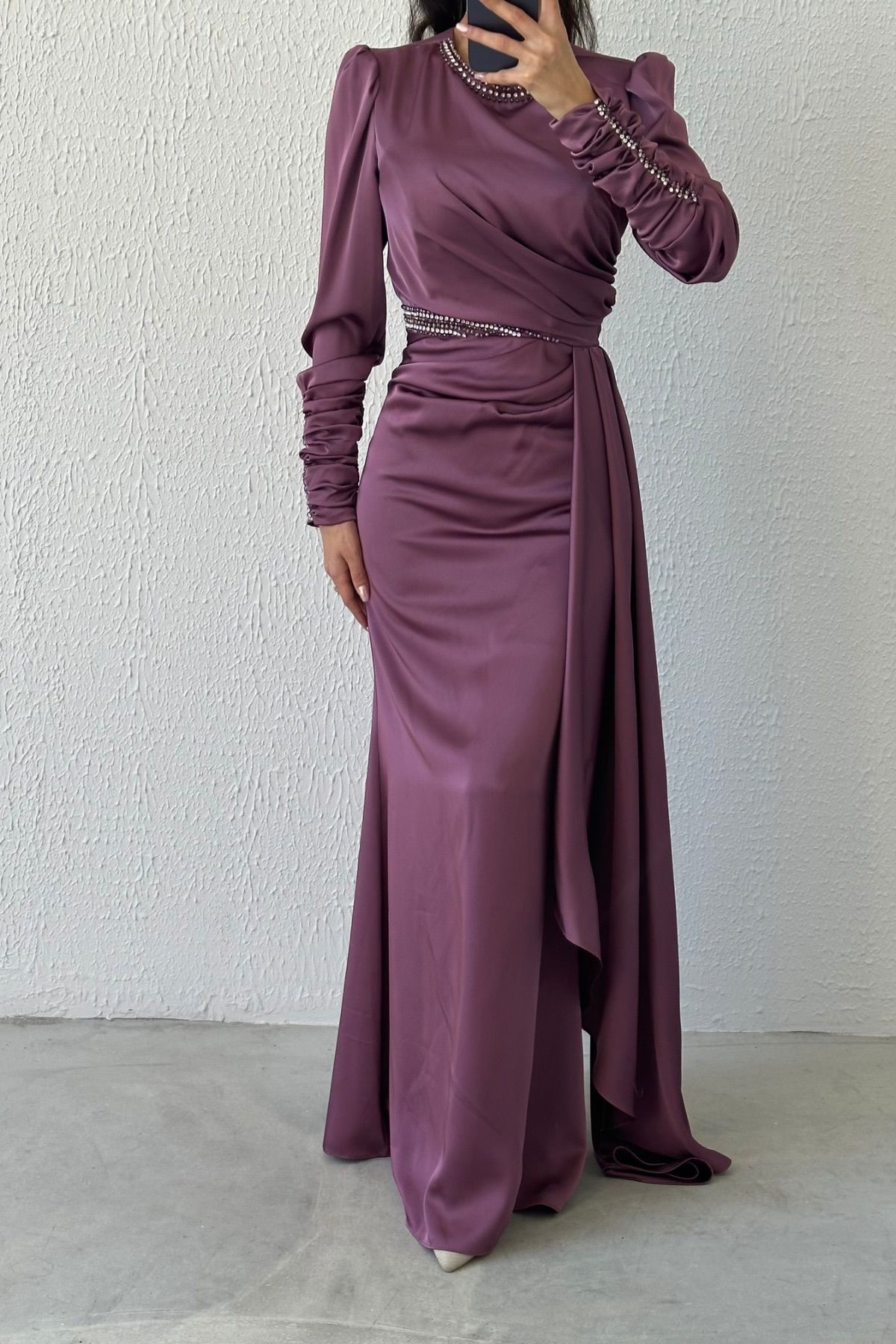 Zarif Işıltı: Taş Detaylı Drapeli Saten Tesettür Abiye Gül Kurusu