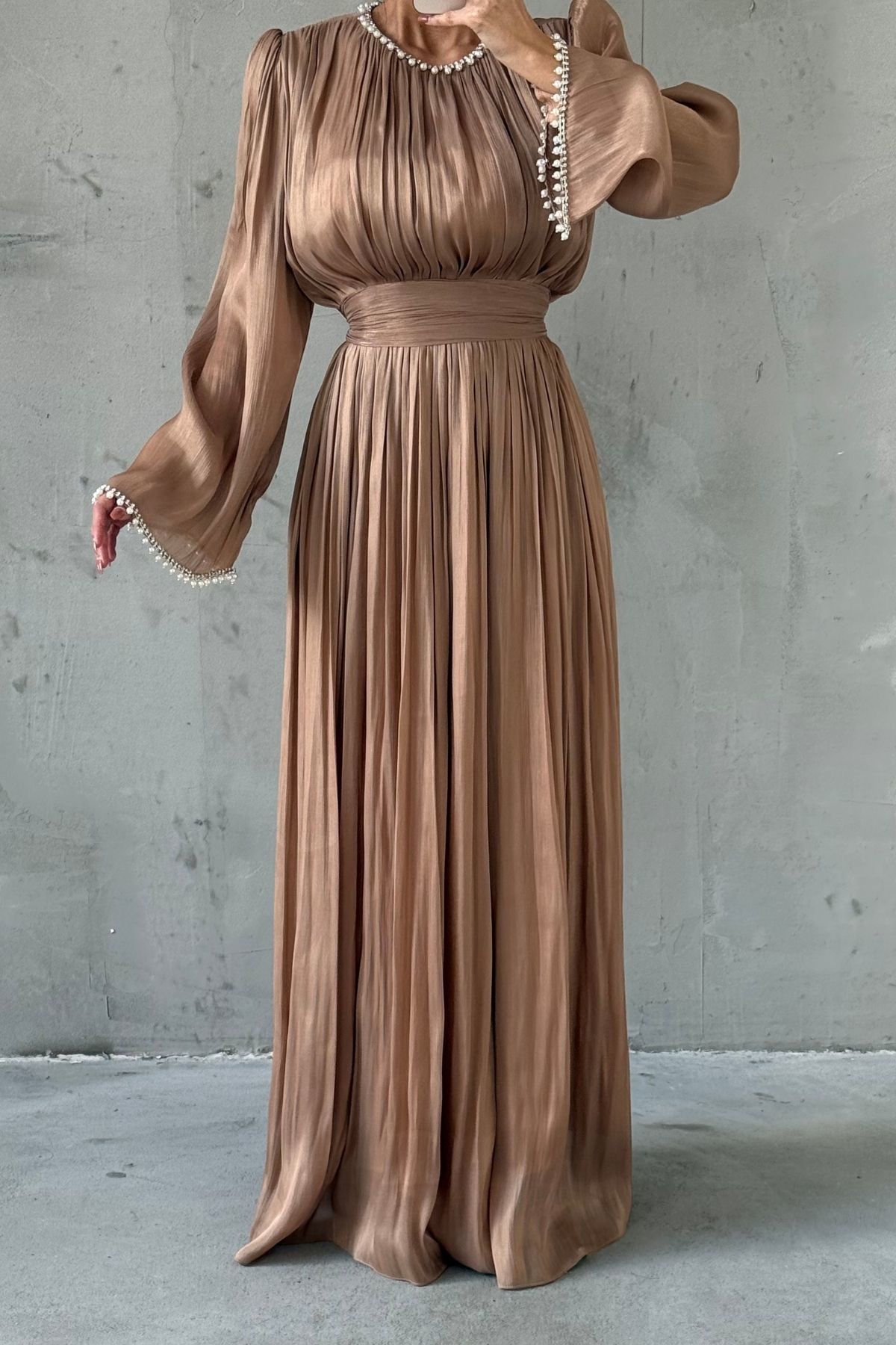 İncilerle Süslenmiş Akıcı Organze Kumaş Tesettür Abiye Vizon