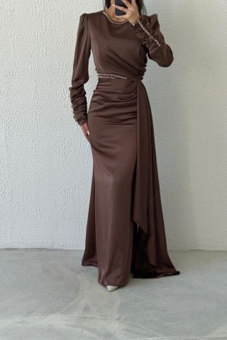 تألق أنيق: فستان سهرة من الساتان المزين بالأحجار باللون البني