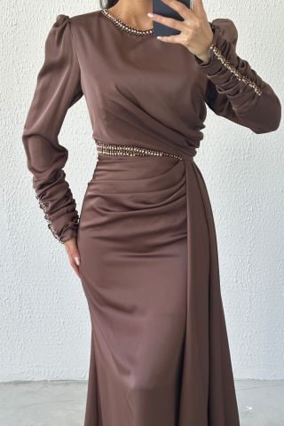تألق أنيق: فستان سهرة من الساتان المزين بالأحجار باللون البني