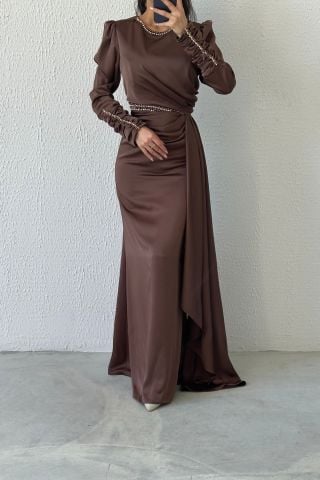 Zarif Işıltı: Taş Detaylı Drapeli Saten Tesettür Abiye Kahverengi