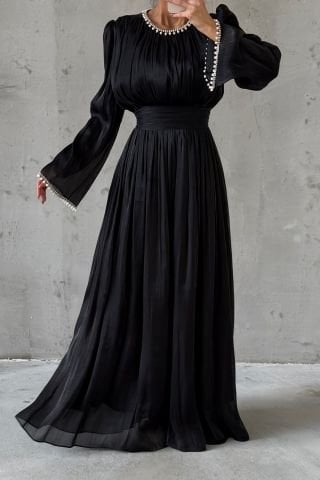 فستان سهرة للحجاب من قماش الأورجانزا المتدفق مزين باللؤلؤ الأسود