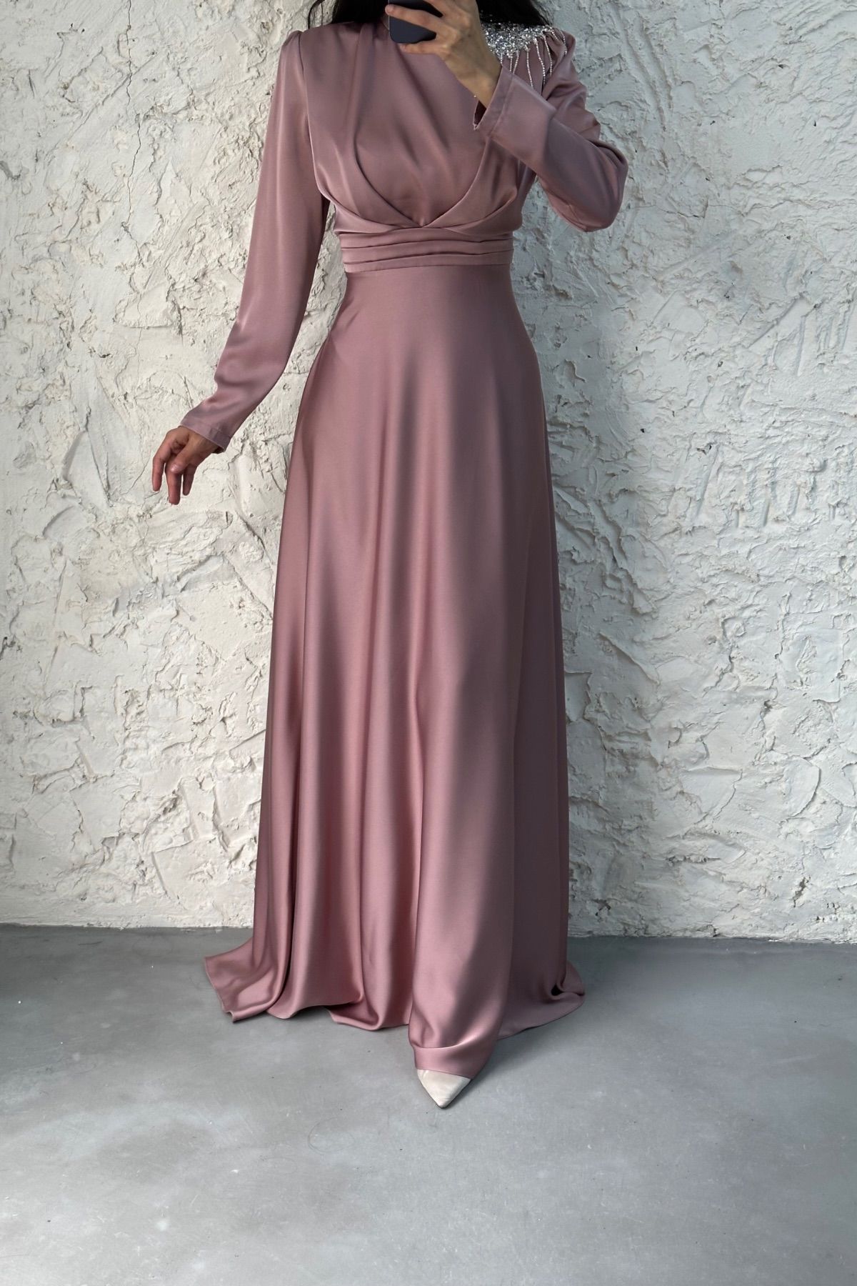 Kuşaklı Omuzu Taş Detaylı Saten Tesettür Abiye Pudra