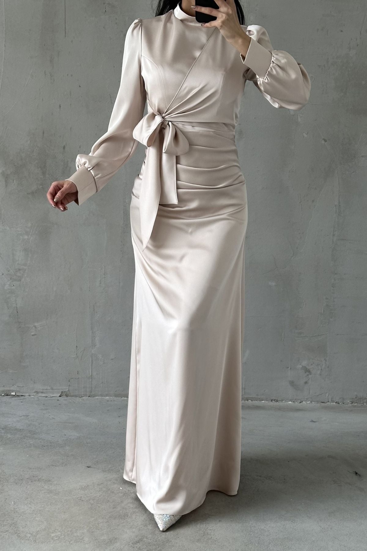 Büzgü Ve Düğüm Detaylı Saten Tesettür Abiye Bej