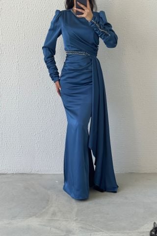Zarif Işıltı: Taş Detaylı Drapeli Saten Tesettür Abiye İndigo