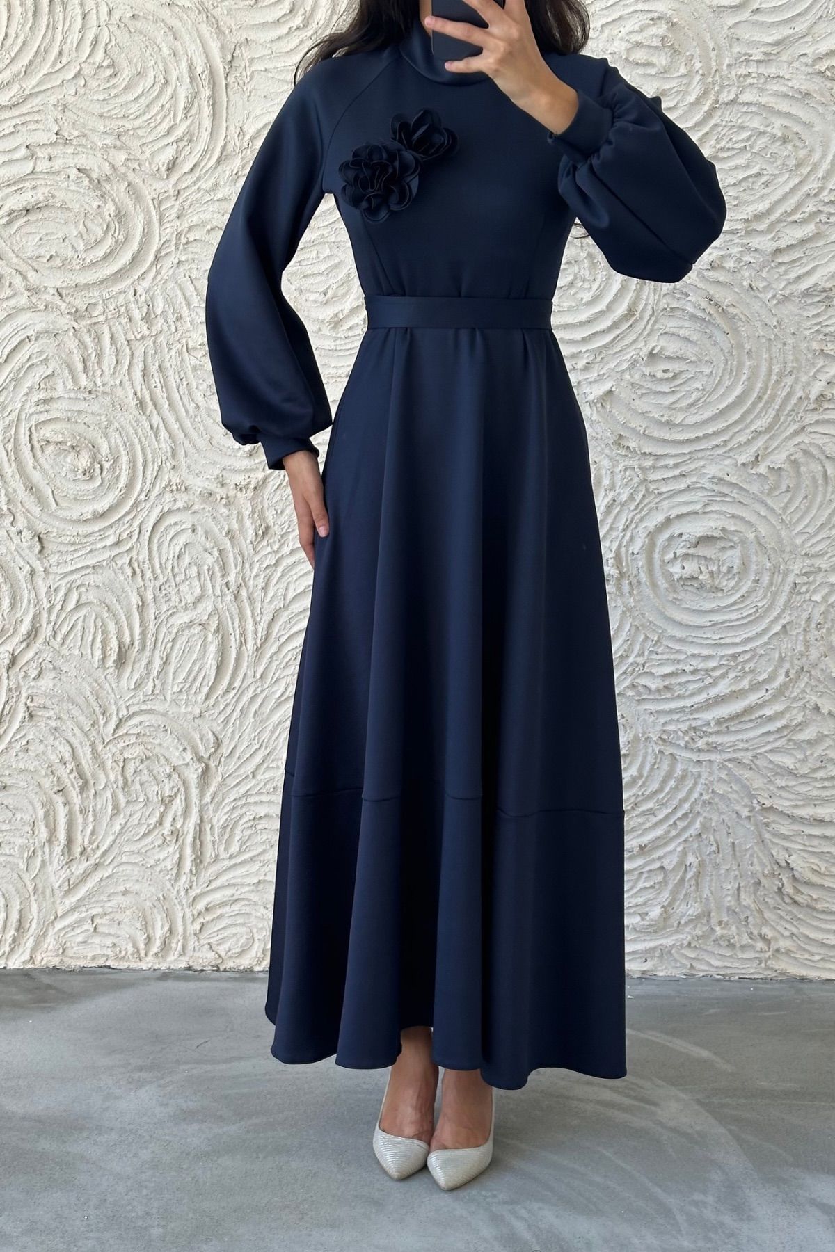 Şık Kemerli Broş Detaylı Dalgıç Tesettür Elbise Lacivert