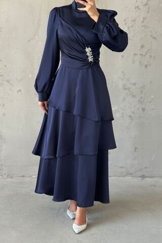 Zarif Katlar Ve İnce Taş Detaylı Saten Tesettür Abiye Lacivert