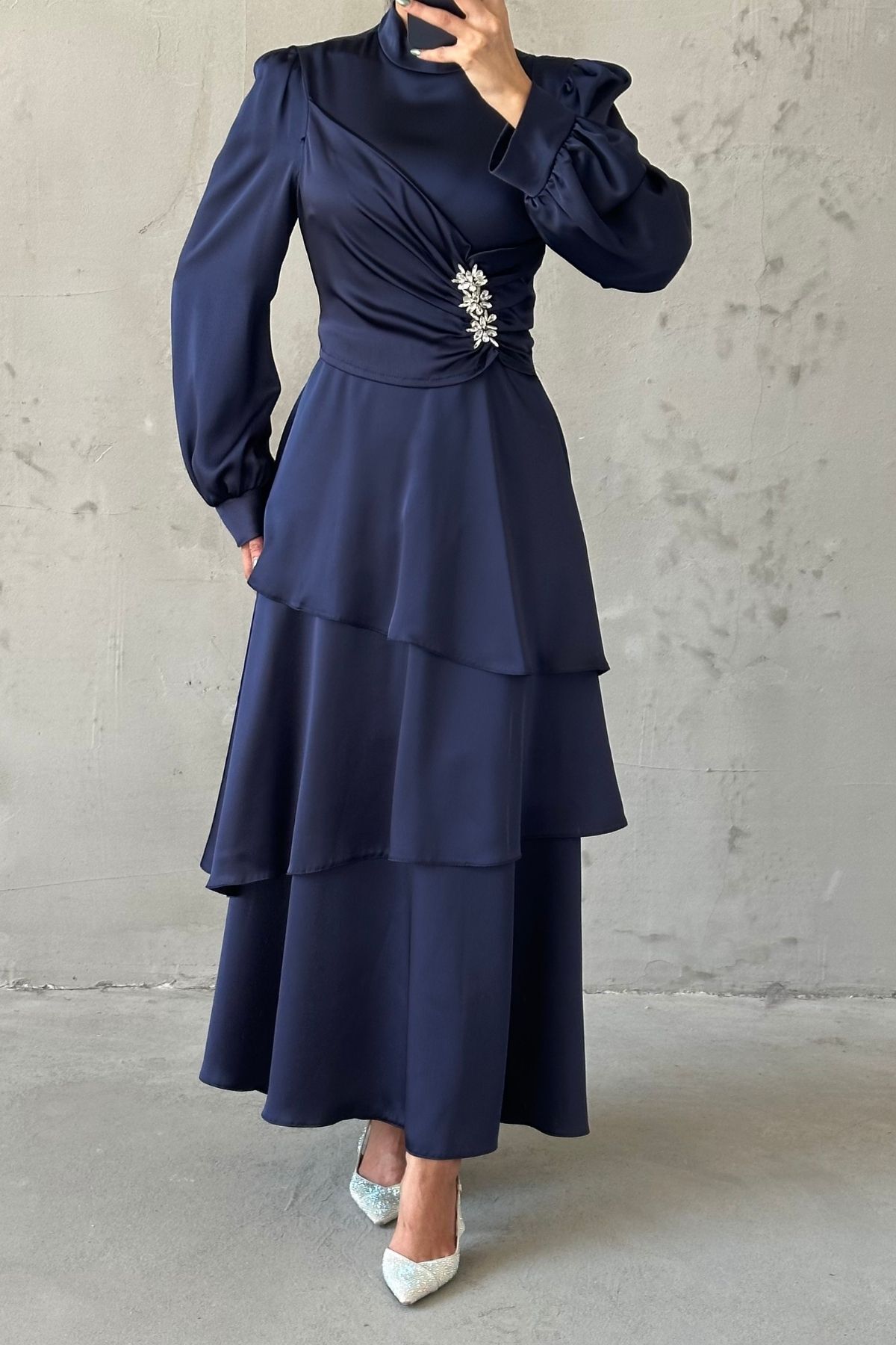 Zarif Katlar Ve İnce Taş Detaylı Saten Tesettür Abiye Lacivert