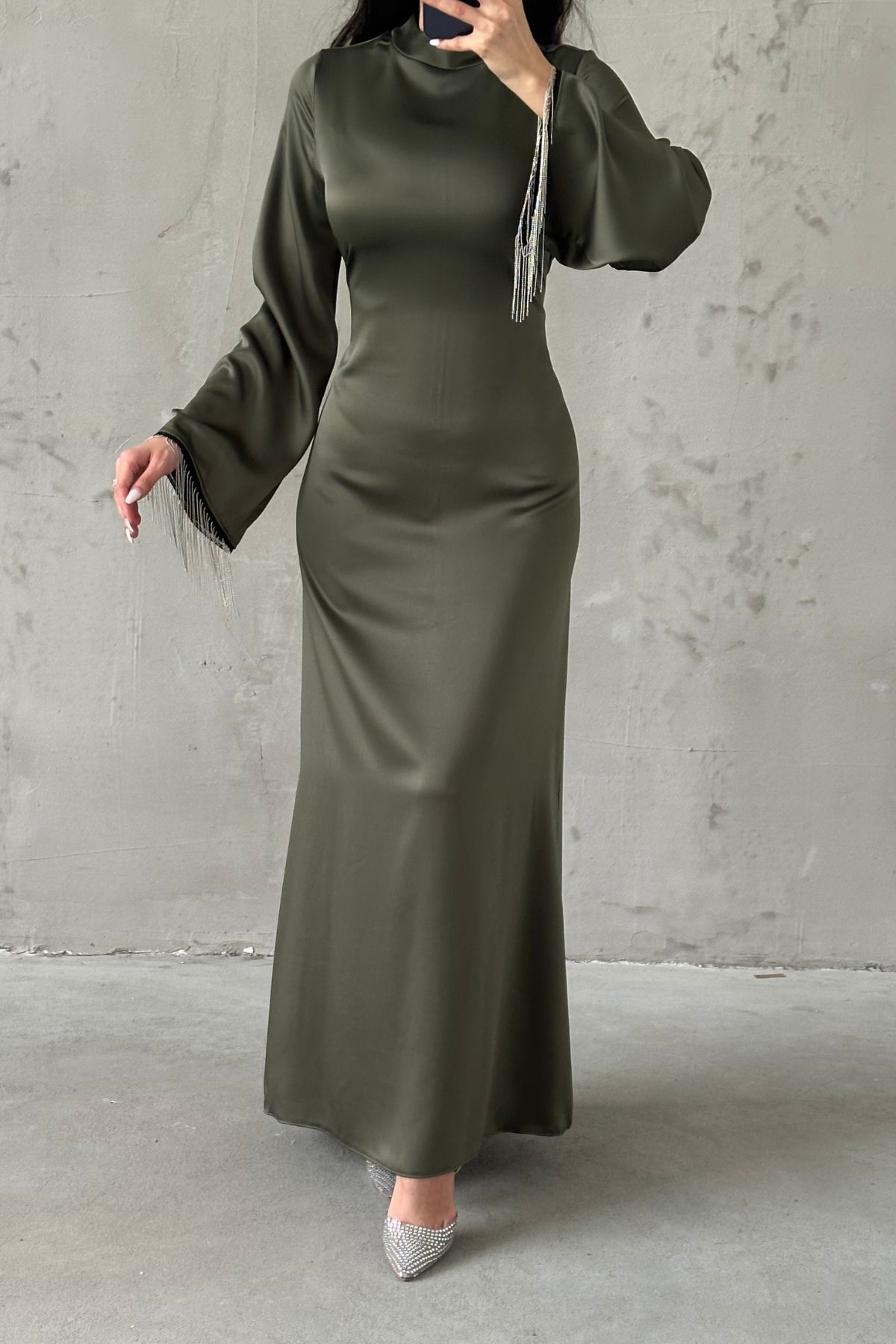 Saten İncisi: Volan Kol Zincir Detaylı Tesettür Abiye Haki