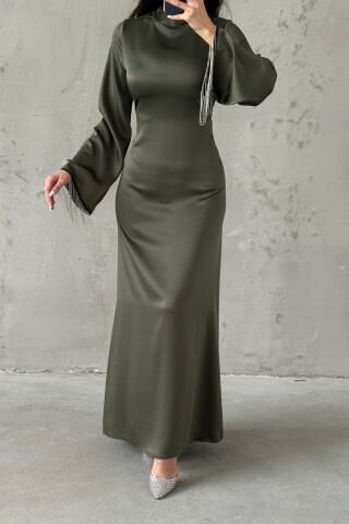 Saten İncisi: Volan Kol Zincir Detaylı Tesettür Abiye Haki