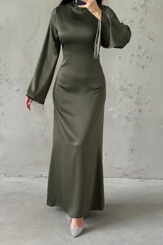 Saten İncisi: Volan Kol Zincir Detaylı Tesettür Abiye Haki