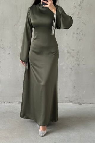 Saten İncisi: Volan Kol Zincir Detaylı Tesettür Abiye Haki