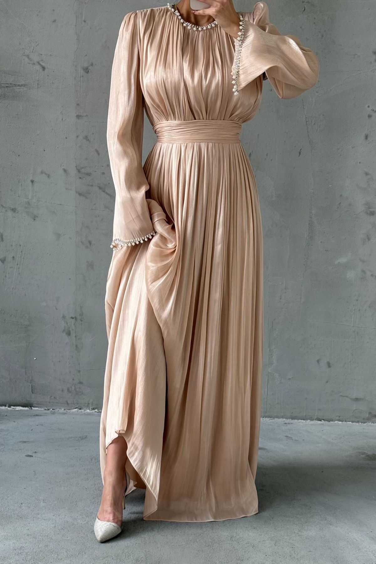 İncilerle Süslenmiş Akıcı Organze Kumaş Tesettür Abiye Pudra