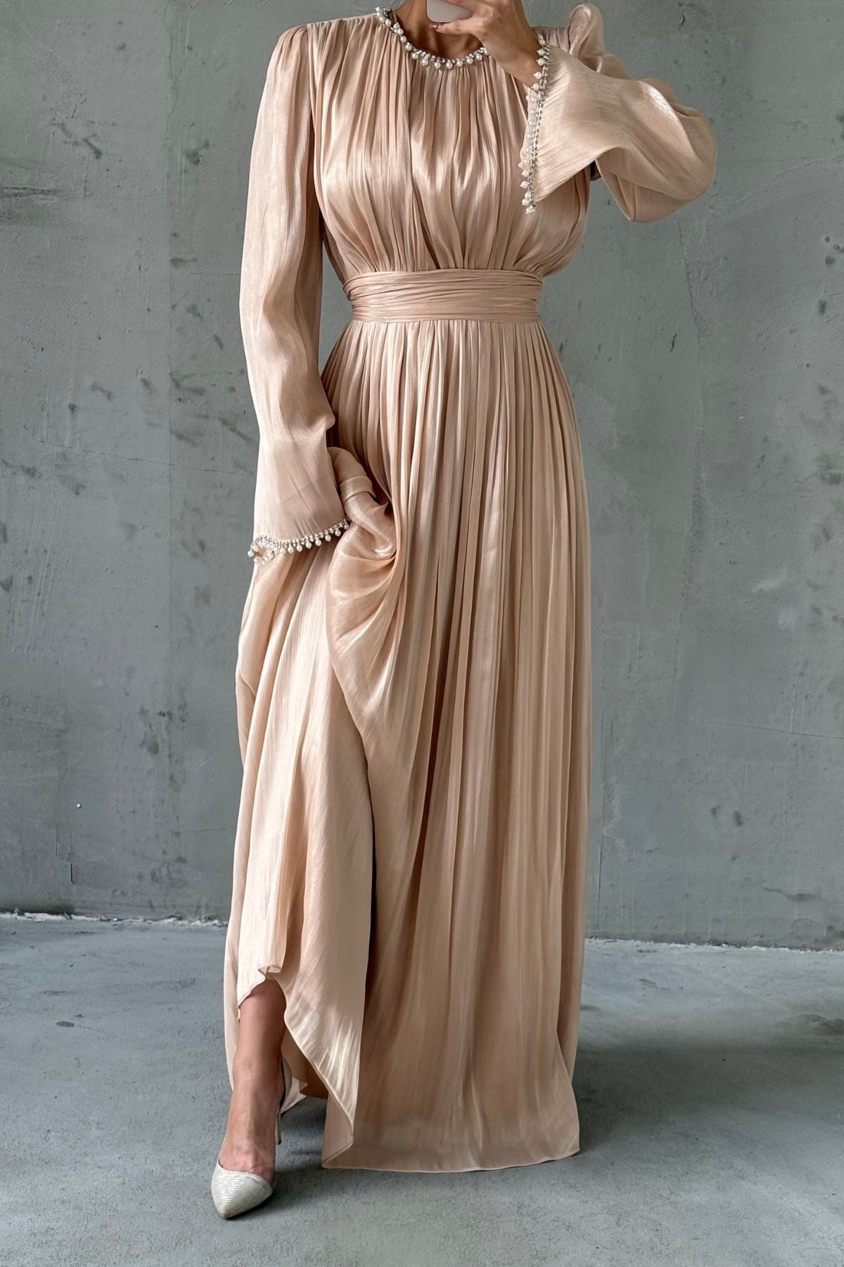 فستان سهرة للحجاب من قماش الأورجانزا السائل مزين باللؤلؤ