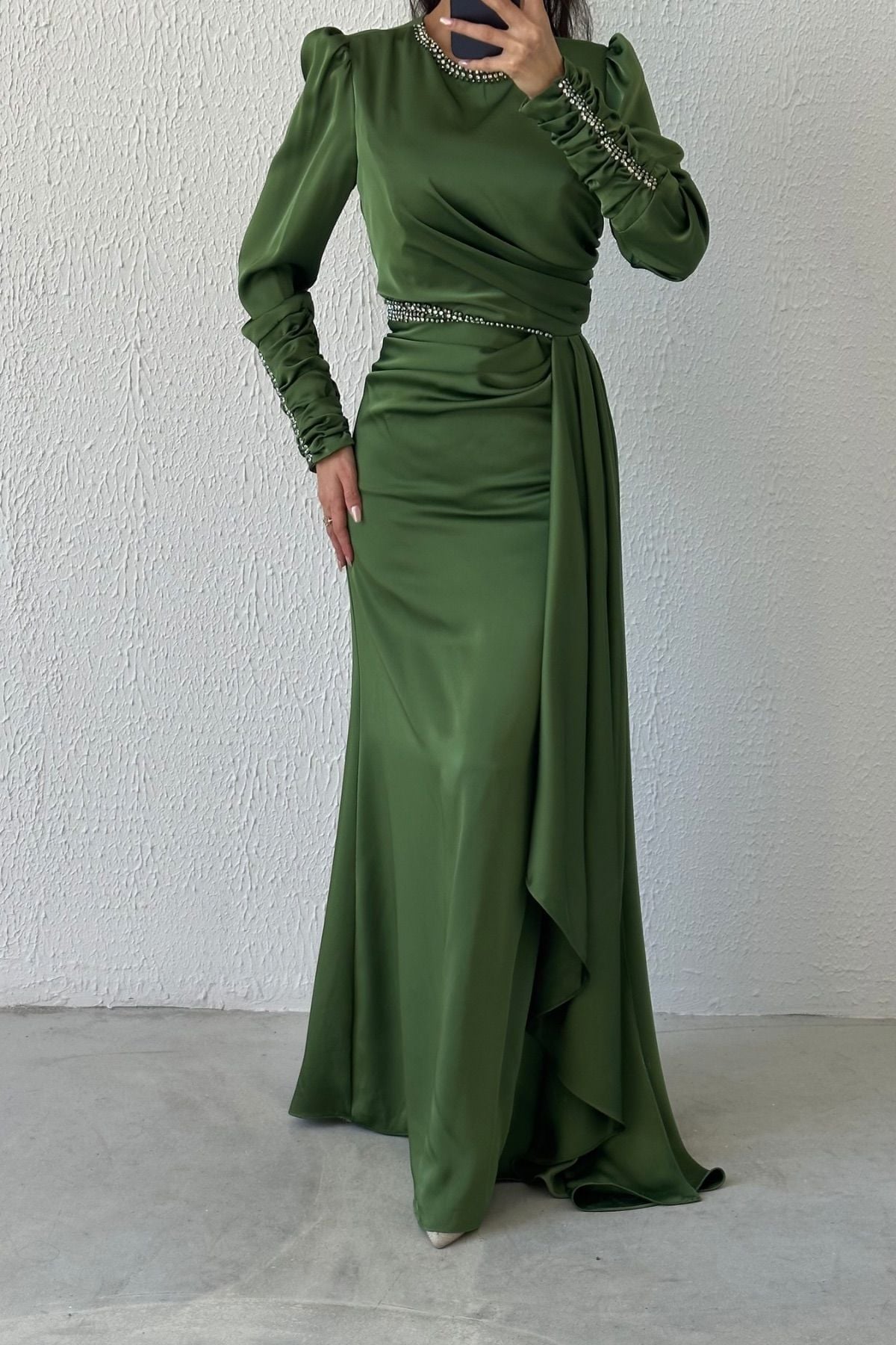Zarif Işıltı: Taş Detaylı Drapeli Saten Tesettür Abiye Haki
