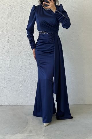 Zarif Işıltı: Taş Detaylı Drapeli Saten Tesettür Abiye Lacivert