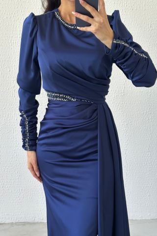 Zarif Işıltı: Taş Detaylı Drapeli Saten Tesettür Abiye Lacivert